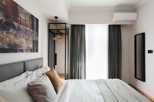 Modern Minimalist 3bd Apartment In Hilton District By Upstreet