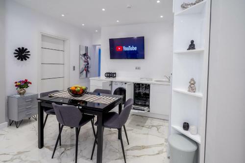 Amazing Apartment In Glyfada Center