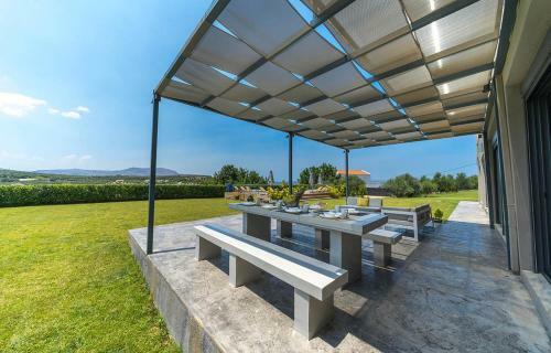 Agios Andreas Villa Sleeps 10 With Pool And Air Con