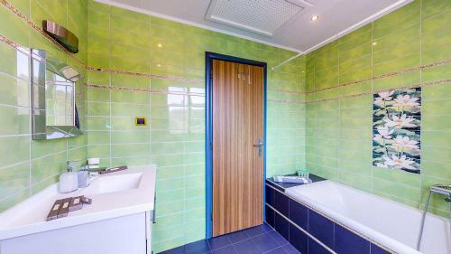 Agios Andreas Villa Sleeps 10 With Pool And Air Con