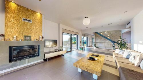 Agios Andreas Villa Sleeps 10 With Pool And Air Con
