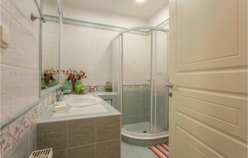 Amazing Home In Kaki Thalassa Keratea W/ 3 Bedrooms