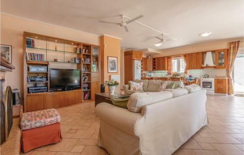 Amazing Home In Kaki Thalassa Keratea W/ 3 Bedrooms