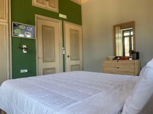 Hostal Helios - Epirus Traditional Guesthouse