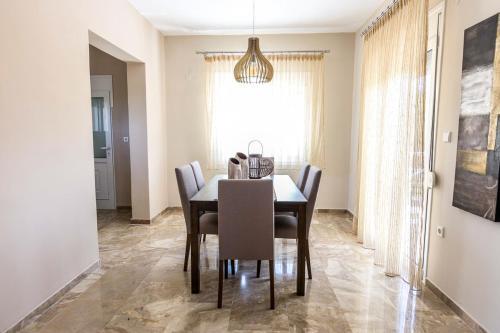 Fanes Villa Sleeps 8 With Pool And Air Con