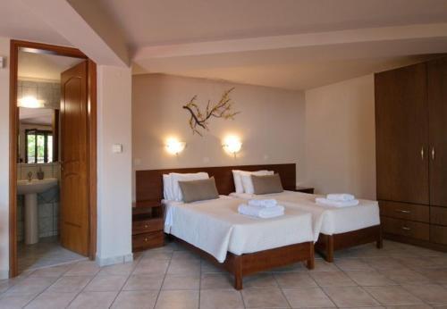 Gavalochori Villa Sleeps 13 With Pool And Air Con