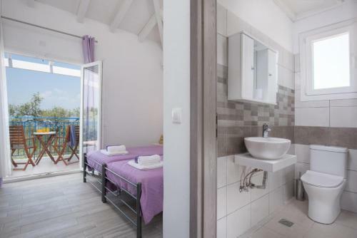 Karyotiko Villa Sleeps 8 Pool Wifi