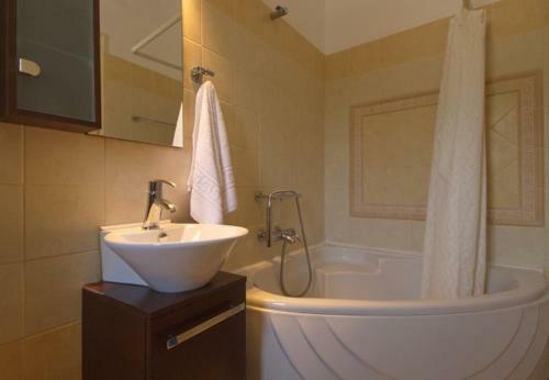 Karavadhos Villa Sleeps 5 With Pool And Air Con