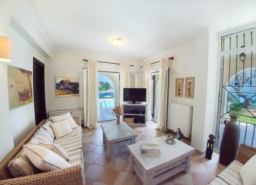 Kassiopi Villa Sleeps 10 Pool Wifi