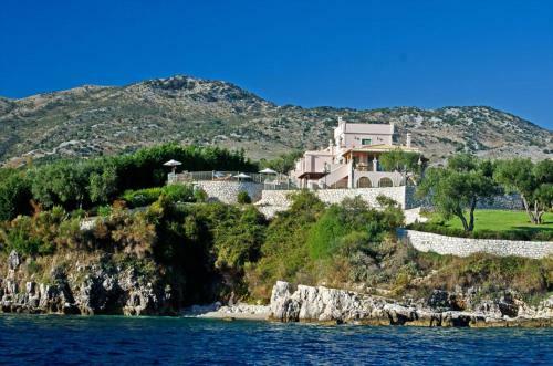 Kassiopi Villa Sleeps 12 Pool Wifi