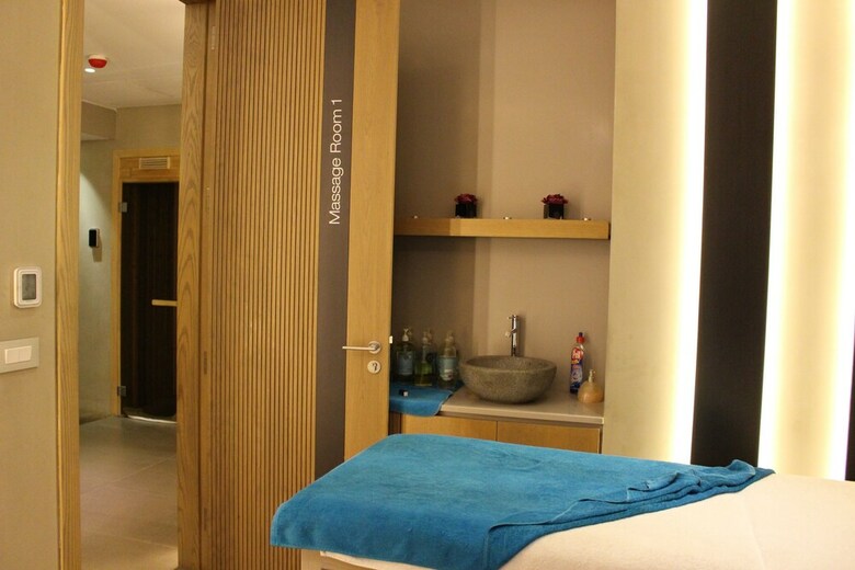 Hotel Saifi Suites