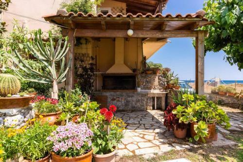 Effie Beach Front Apartment With Pool