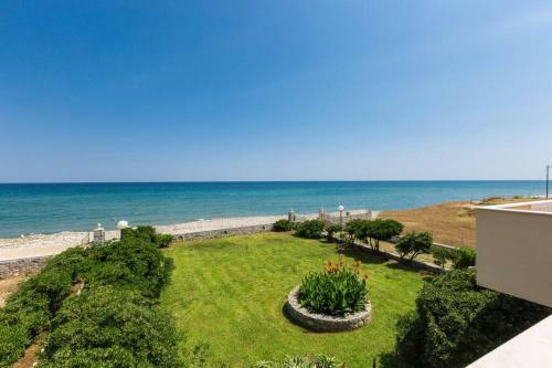 Effie Beach Front Apartment With Pool