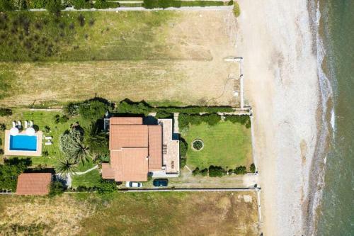 Effie Beach Front Apartment With Pool