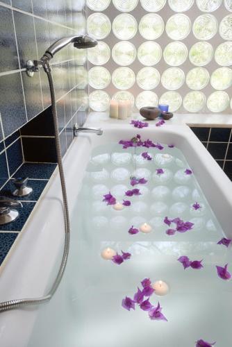 Chlomos Villa Sleeps 8 With Pool And Air Con