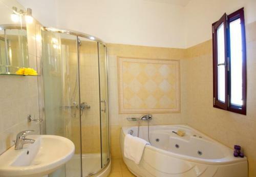 Villa In Kleismata Sleeps 7 Includes Swimming Pool And Air Con 5