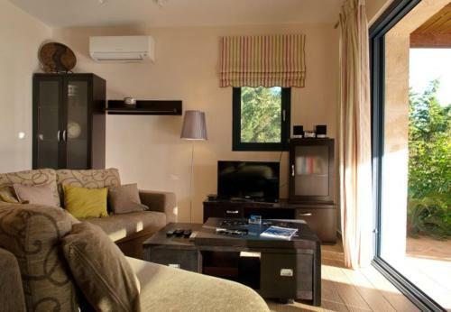 Villa In Kleismata Sleeps 7 Includes Swimming Pool And Air Con 1