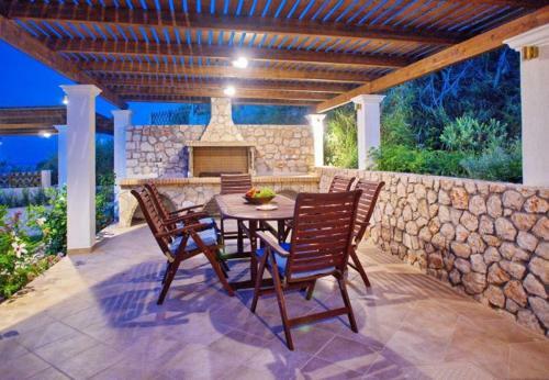 Villa In Kleismata Sleeps 7 Includes Swimming Pool And Air Con 1