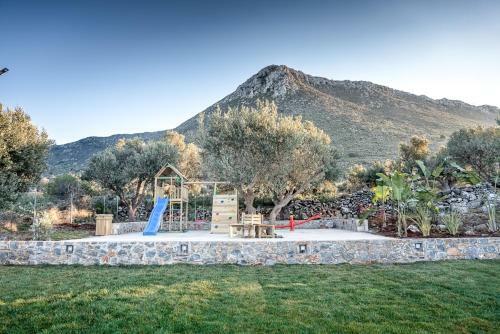 Kokkinon Khorion Villa Sleeps 16 With Pool And Air Con