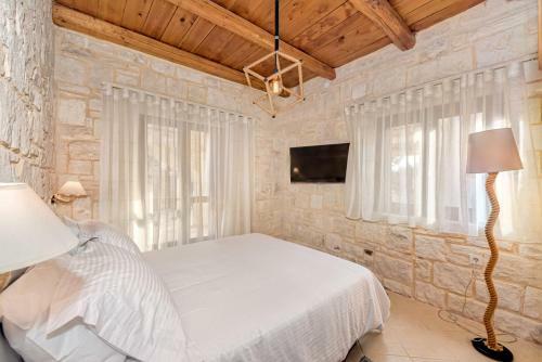 Kokkinon Khorion Villa Sleeps 16 With Pool And Air Con