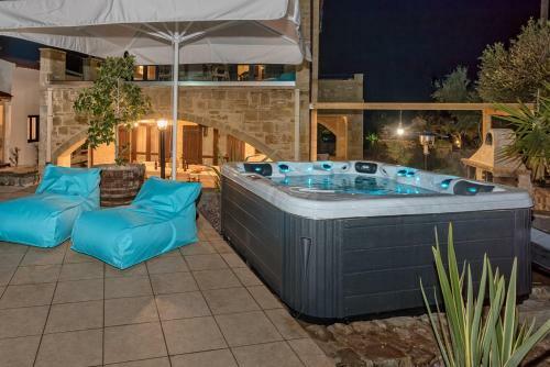Kokkinon Khorion Villa Sleeps 16 With Pool And Air Con
