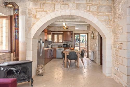 Kokkinon Khorion Villa Sleeps 16 With Pool And Air Con