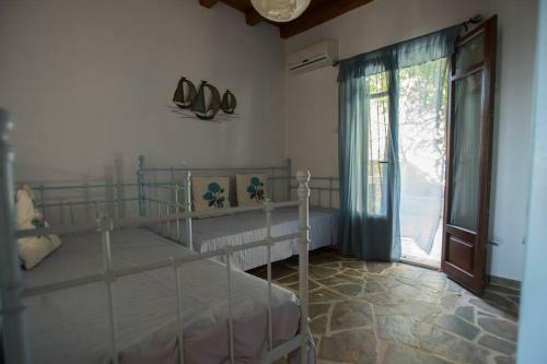 2ag252-house With A Pool In Andros