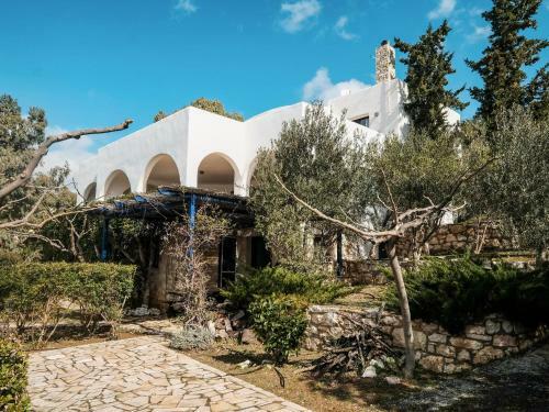 Vintage Holiday Home In Likorema With Terrace