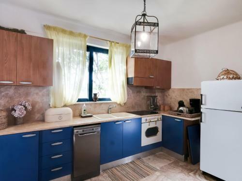 Vintage Holiday Home In Likorema With Terrace
