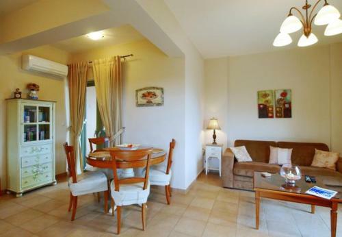 Lourdata Villa Sleeps 5 With Pool And Air Con