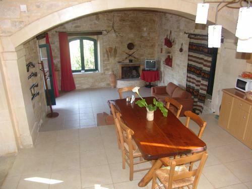 Spacious Villa In Margarites With Private Garden