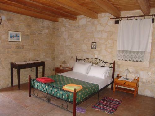 Spacious Villa In Margarites With Private Garden