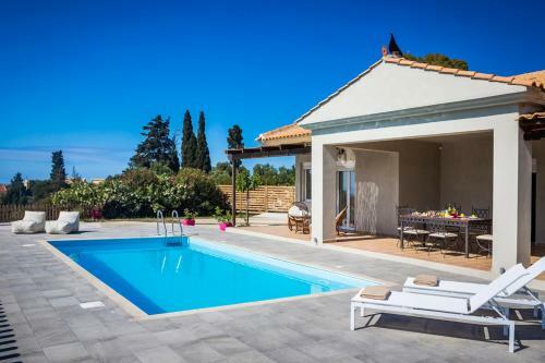 Mantzavinata Villa Sleeps 6 With Pool And Air Con