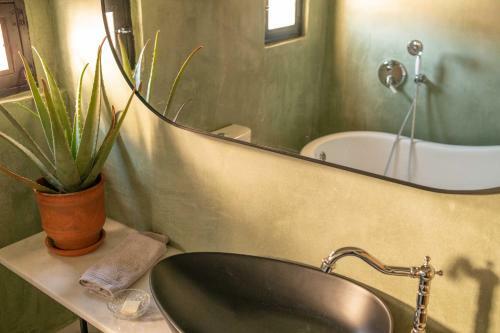 Hostal Philos Guesthouse
