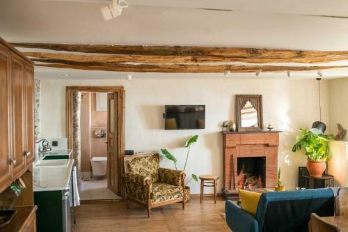 Hostal Philos Guesthouse