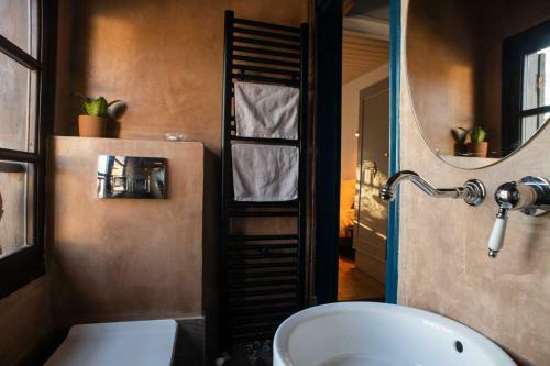 Hostal Philos Guesthouse