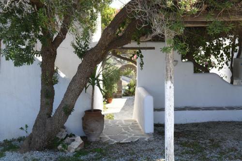 Cycladic House At The Suburbs Of Naousa