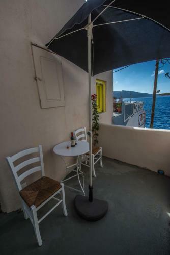 Fisherman's Nest In Ammoudi Bay/oia