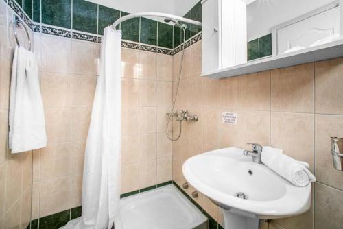 Apolysoi Villa Sleeps 8 Air Con Wifi