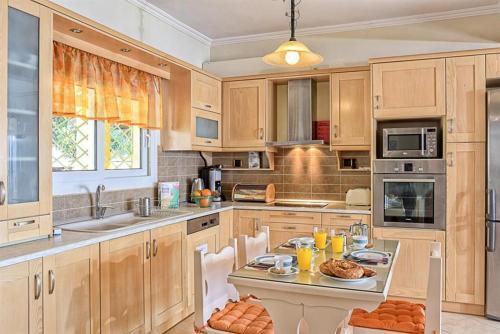 Nisaki Villa Sleeps 8 With Pool Air Con And Wifi