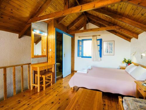 Tranquil Holiday Home In Palaiochora Near Seabeach