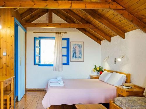 Tranquil Holiday Home In Palaiochora Near Seabeach