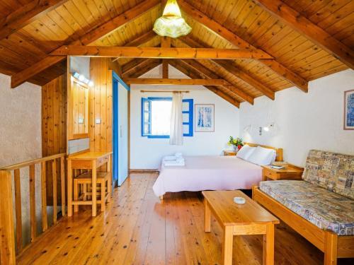 Tranquil Holiday Home In Palaiochora Near Seabeach