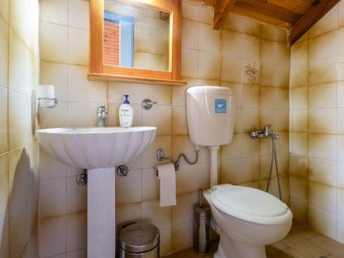 Tranquil Holiday Home In Palaiochora Near Seabeach