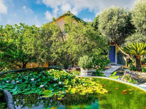 Tranquil Holiday Home In Palaiochora Near Seabeach