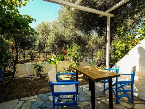 Tranquil Holiday Home In Palaiochora Near Seabeach
