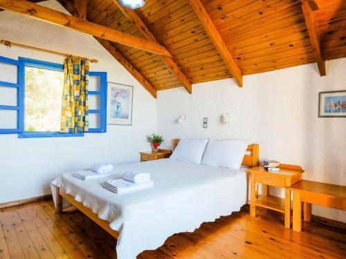 Tranquil Holiday Home In Palaiochora Near Seabeach