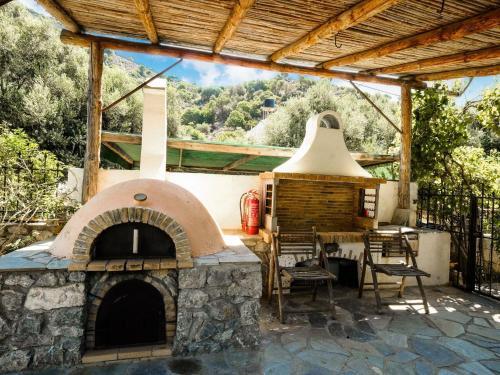 Tranquil Holiday Home In Palaiochora Near Seabeach