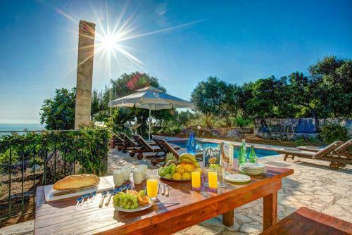 Perachori Villa Sleeps 6 Pool Air Con Wifi