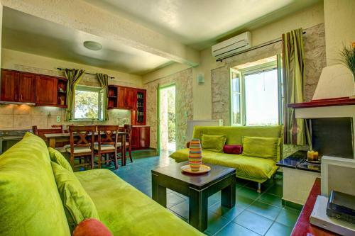 Perachori Villa Sleeps 6 Pool Air Con Wifi
